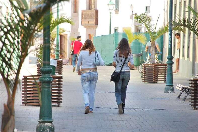Jóvenes paseando por la calle peatonal de Licenciado Calderín en San Juan/TA: